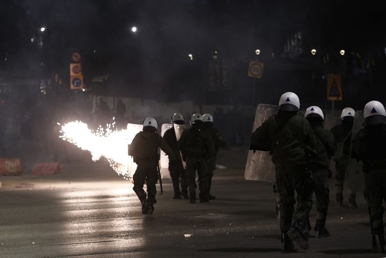 Policías con equipo antimotines se enfrentan a manifestantes afuera de una universidad pública, el jueves 1 de febrero de 2024, en la ciudad de Salónica, en el norte de Grecia. (AP Foto/Giannis Papanikos)