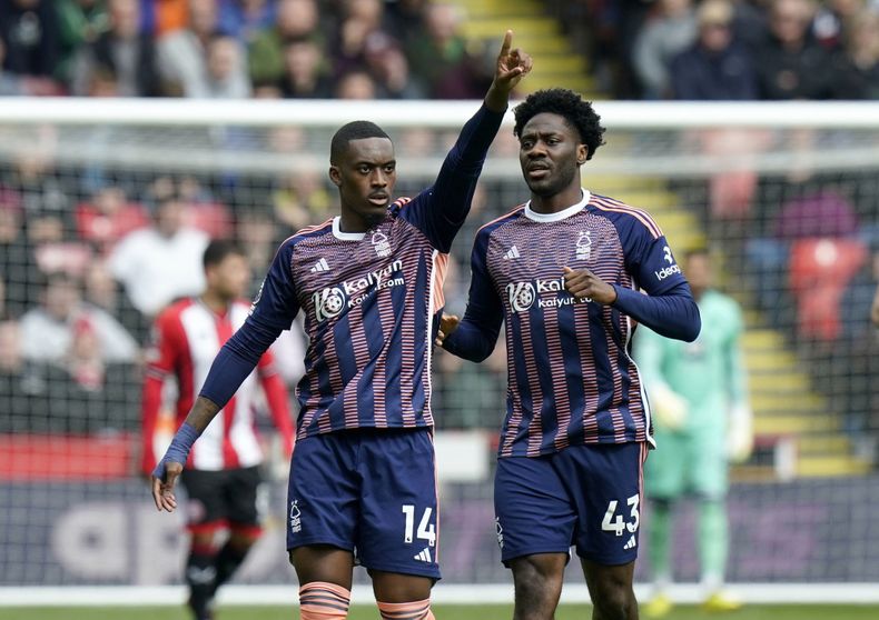 Callum Hudson-Odoi del Nottingham Forest celebra tras anotar en el duelo ante el Sheffield United de la Liga Premier el sábado 4 de mayo del 2024. (Danny Lawson/PA via AP)