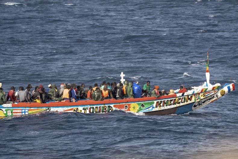 En esta imagen de archivo, migrantes abarrotan una embarcación de madera a su llegada al puerto de La Restinga, en la isla canaria de El Hierro, España, el 19 de agosto de 2024. (AP Foto/Maria Ximena, archivo)