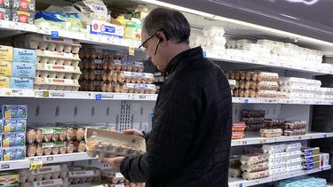 ARCHIVO - Un comprador comprueba huevos antes de adquirirlos en una tienda de alimentación en Glenview, Illinois, el martes 10 de enero de 2023. (AP Foto/Nam Y. Huh, Archivo)
