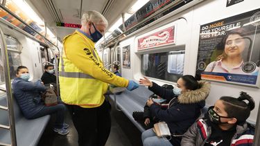 EEUU contempla relajar orden sobre mascarillas en transporte