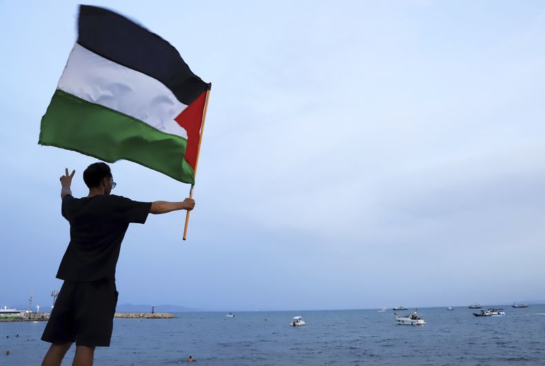 Un manifestante ondea una bandera palestina en apoyo de la Flotilla Global Sumud a su llegada al puerto de Sidi Bou Saïd, en Túnez, Túnez, el domingo 7 de septiembre de 2025. (AP Foto/Anis Mili)