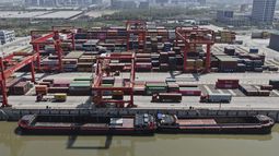 Vista aérea de la Terminal de Contenedores Xiasha, en el canal de Hangzhou, el domingo 6 de abril de 2025, en la provincia de Zhejiang, en el este de China. (Chinatopix vía AP)