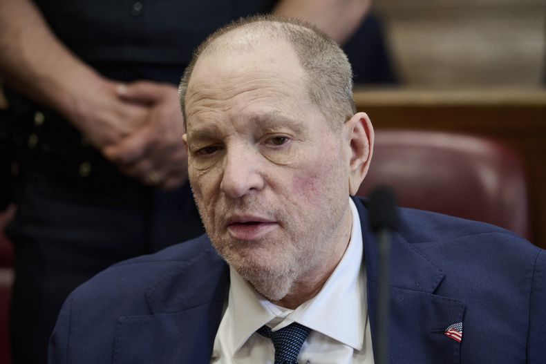 Harvey Weinstein bromea con fotógrafos de prensa en el tribunal penal de Manhattan mientras el jurado delibera en su nuevo juicio, el miércoles 11 de junio de 2025, en Nueva York. (Curtis Means/Pool Photo via AP)