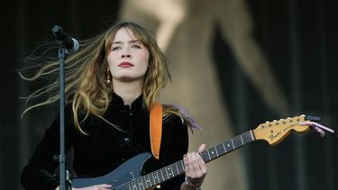 La cantante y compositora Alexandra Savior durante su concierto en el festival Corona Capital en Ciudad de México, el domingo 16 de noviembre de 2025. (Foto AP/Claudia Rosel)