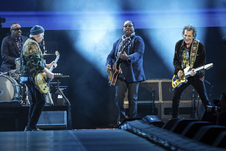 Keith Richards, izquierda, Darryl Jones, y Ronnie Wood de Los Rolling Stones se presentan en la primera noche de la etapa estadounidense de su gira Hackney Diamonds el domingo 28 de abril de 2024 en Houston. (Foto Amy Harris/Invision/AP)