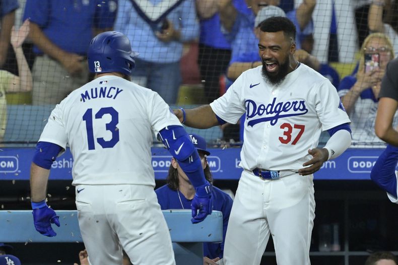 Max Muncy, de los Dodgers de Los Ángeles, es felicitado por Teoscar Hernández (37) después de conectar un jonrón solitario en la cuarta entrada de un juego de béisbol contra los Marineros de Seattle, el martes 20 de agosto de 2024, en Los Ángeles. (AP Foto/Jayne-Kamin-Oncea)