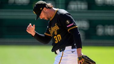Paul Skenes de los Piratas de Pittsburgh tras permitir un jonrón a Alec Burleson de los Cardenales de San Luis, el jueves 24 de septiembre de 2026, en Pittsburgh. (AP Foto/Gene J. Puskar)
