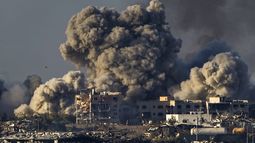 Humo se eleva durante un bombardeo israelí en la Franja de Gaza, el sábado 16 de diciembre de 2023. (AP Foto/Ariel Schalit)