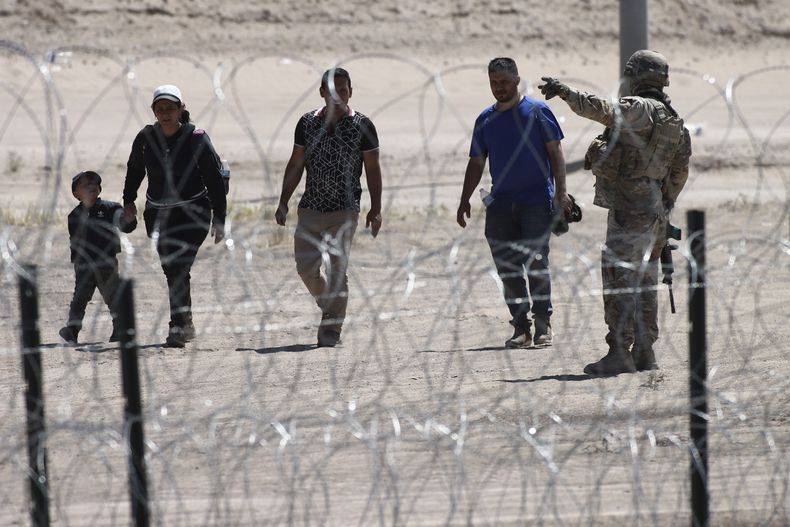 Migrantes esperan a las autoridades estadounidenses en la frontera entre EEUU y México, visto desde Ciudad Juárez, México, el miércoles 10 de mayo de 2023. (AP Foto/Christian Chávez, Archivo)