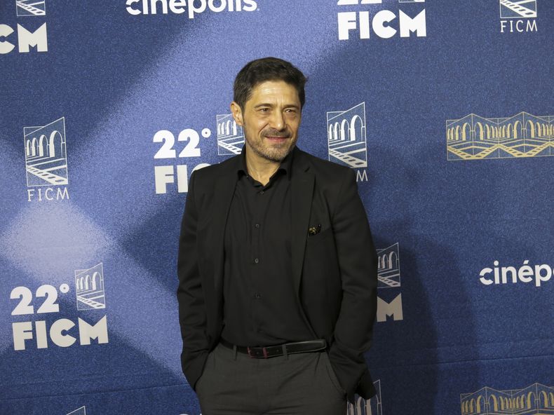 El actor Héctor Kotsifakis llega a la alfombra roja de la película Pedro Páramo en el Festival Internacional de Cine de Morelia, el sábado 19 de octubre de 2024, en Morelia, México. (Foto AP/Berenice Bautista)