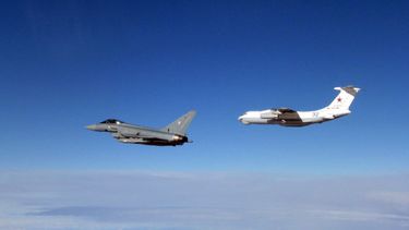 tension en el mar baltico: rusia desplego un avion caza por la presencia de dos bombarderos de estados unidos