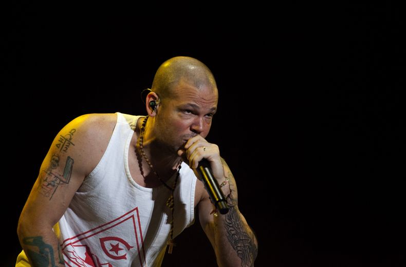 En esta foto del 3 de octubre del 2014, Ren&eacute; P&eacute;rez de Calle 13 canta en Santo Domingo como parte del Festival Presidente. Luego que se suspendi&oacute; sin explicaciones un concierto de Calle 13 en Lima, el d&uacute;o puertorrique&ntilde;o d