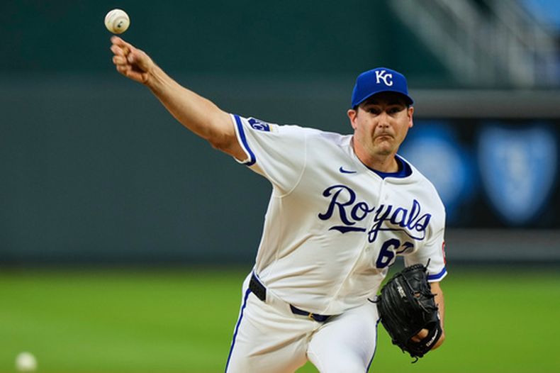 El lanzador abridor de los Reales de Kansas City, Seth Lugo, lanza durante la primera entrada de un partido de béisbol contra los Medias Blancas de Chicago, el jueves 9 de abril de 2026, en Kansas City, Missouri. (Foto AP/Charlie Riedel)