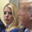 La secretaria de Justicia de Estados Unidos, Pam Bondi, izquierda, escucha al presidente Donald Trump, derecha, en una reunión de gabinete en la Casa Blanca, el martes 8 de julio de 2025, en Washington. (AP Foto/Evan Vucci)