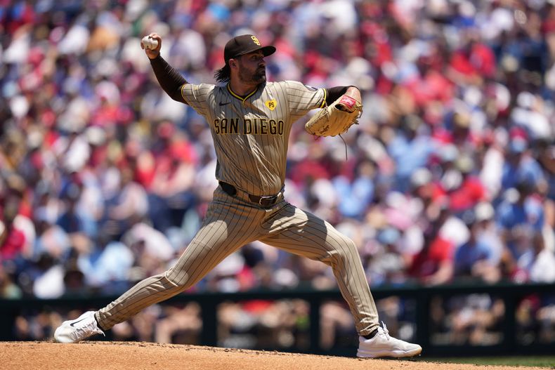 El pitcher de los Padres de San Diego Matt Waldron lanza en la segunda entrada ante los Filis de Filadelfia el miércoles 19 de junio del 2024. (AP Foto/Matt Slocum)