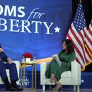 El candidato republicano a la Casa Blanca, el expresidente Donald Trump, habla con la cofundadora de Moms for Liberty Tiffany Justice durante un acto en la convención anual del grupo en Washington, el 30 de agosto de 2024. (AP Foto/Mark Schiefelbein)
