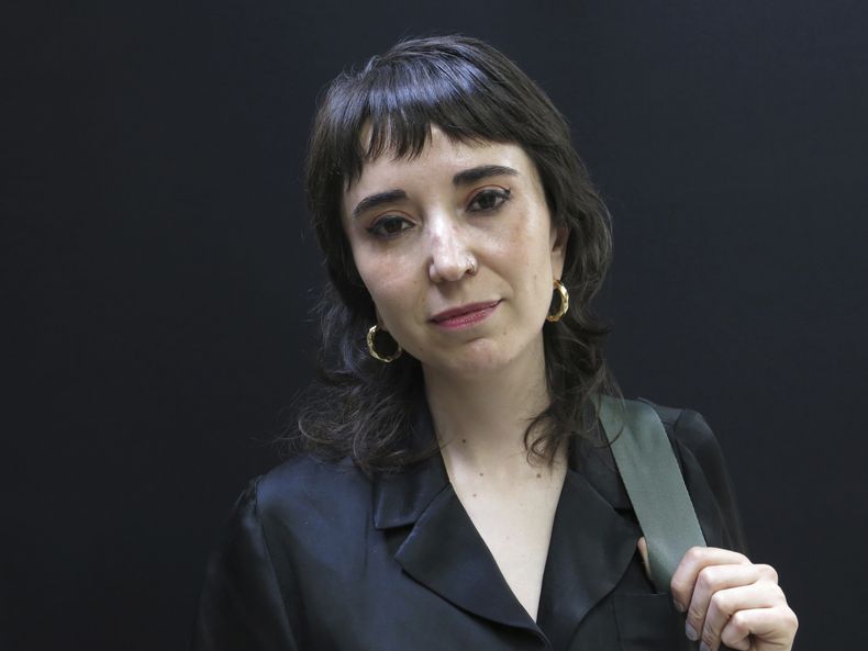 La directora Michelle Garza Cervera, de la película Huesera, posa en el almuerzo de nominados de la 65a edición del Premio Ariel de la Academia Mexicana de Artes y Ciencias Cinematográficas en la Ciudad de México el 3 de agosto de 2023. (Foto AP/Berenice Bautista)