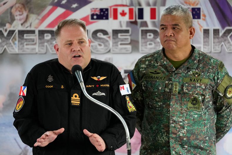 El teniente comandante de la Armada de Canadá Craig Cook, a la izquierda, habla junto al coronel de Filipinas Dennis Hernandez durante una conferencia de prensa sobre las maniobras militares Balikatan o Hombro con hombro en la base Aguinaldo, en Quezon City, Filipinas, el martes 14 de abril de 2026. (AP Foto/Aaron Favila)
