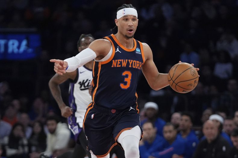 Josh Hart, de los Knicks de Nueva York, da indicaciones durante el encuentro del jueves 4 de abril de 2024, ante los Kings de Sacramento (AP Foto/Frank Franklin II)