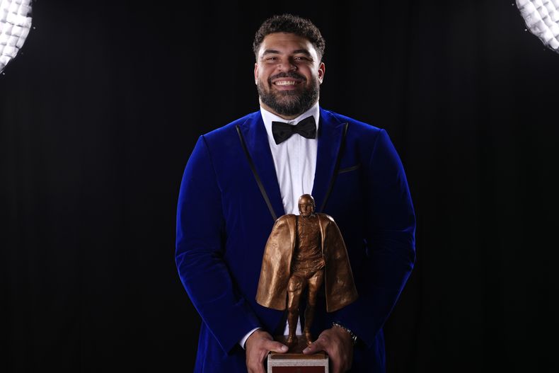 Cameron Heyward, de los Steelers de Pittsburgh, posa con su trofeo Walter Payton al Hombre del Año, el jueves 8 de febrero de 2024 (AP Foto/Matt York)