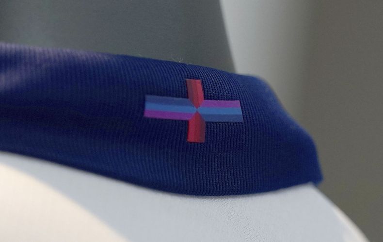 El diseño de Nike de la camiseta de la selección de Inglaterra con la cruz de San Jorge a la venta en el St. Georges Park de Burton upon Trent, el viernes 22 de marzo de 2024. (Mike Egerton/PA vía AP)