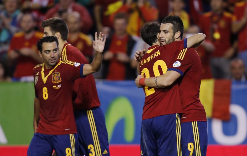 El jugador de la selecci&oacute;n de Espa&ntilde;a, Alvaro Negredo, derecha, es felicitado por sus compa&ntilde;eros tras anotar un gol contra Georgia en las eliminatorias europeas el martes, 15 de octubre de 2013, en Albacete, Espa&ntilde;a. (AP Photo/Fe