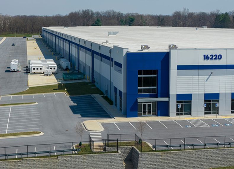 Un remolque fuera de un almacén donde se propone crear un centro de detención del Servicio de Inmigración y Control de Aduanas (ICE, por sus siglas en inglés) en una pequeña comunidad del oeste de Maryland conocida por ser un destino de fin de semana para ciclistas y aficionados a la historia de la Guerra Civil en Williamsport, Maryland, el jueves 26 de marzo de 2026. (AP Foto/Steve Helber)