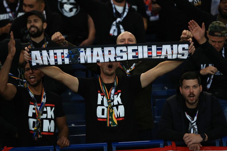 ARCHIVO - Hinchas del Paris Saint-Germain previo al partido contra el Olympique de Marsella, el domingo 24 de septiembre de 2023, en París. (AP Foto/Aurelien Morissard)