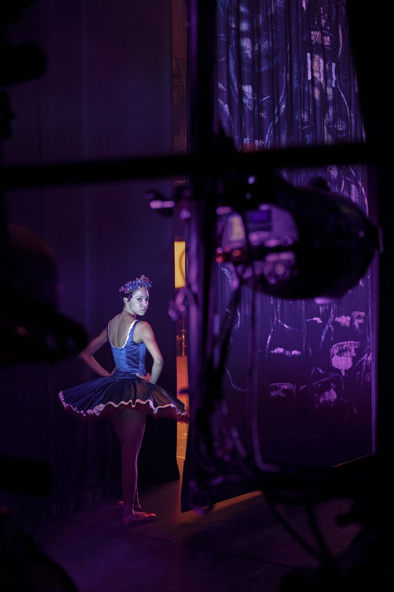Esta imagen publicada por Amazon MGM Studios muestra a Tais Vinolo en una escena de Etoile. (Philippe Antonello/Amazon MGM Studios via AP)