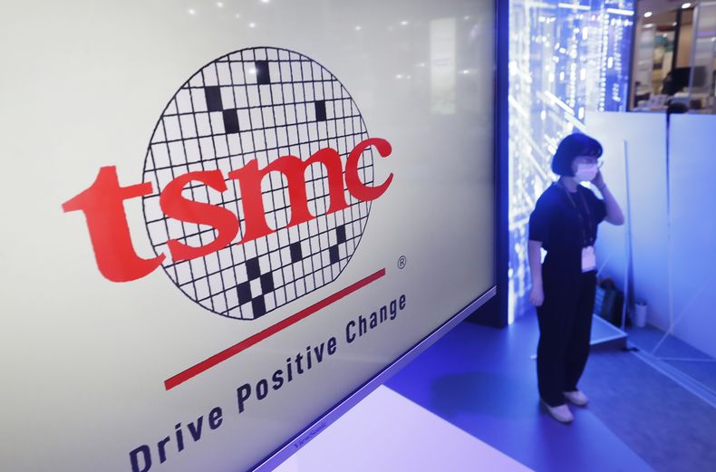 ARCHIVO – En la imagen, el logotipo de TSMC (Taiwan Semiconductor Manufacturing Company) en la feria tecnológica Taiwan Innotech Expo, en el World Trade Center de Taipéi, Taiwán, el 14 de octubre de 2022. (AP Foto/Chiang Ying-ying, Archivo)