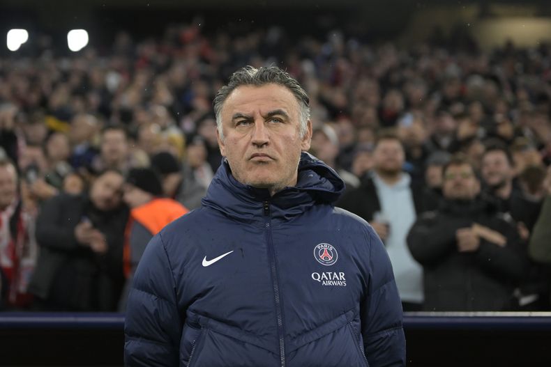 ARCHIVO - Foto del 8 de marzo del 2023, el entrenador del Paris Saint-Germain Christophe Galtier en la banda durante el encuentro de octavos de final de la Liga de Campeones ante el Bayern Munich. El viernes 15 de diciembre del 2023, Galtier comparece en juicio acusado de racismo cuando estaba al frente del Niza. (AP Foto/Andreas Schaad, Archivo)