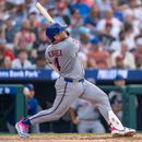 Francisco Alvarez, de los Mets de Nueva York, conecta un jonrón solitario durante la tercera entrada de un partido de béisbol contra los Filis de Filadelfia, el jueves 16 de julio de 2026, en Filadelfia. (Foto AP/Chris Szagola)