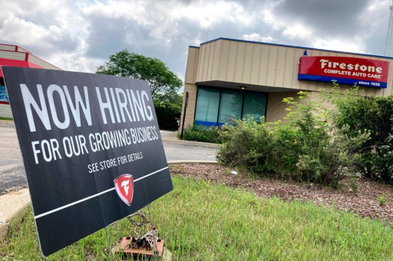 Un negocio busca personal en Arlington Heights, Illinois, el 30 de junio del 2021. (AP foto/Nam Y. Huh)