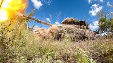 ARCHIVO - En esta imagen tomada de un video publicado el 10 de julio de 2024 por el ministerio ruso de defensa, un tanque ruso T-80 dispara en dirección a Avdiivka desde un lugar no revelado. (Servicio de prensa del Ministerio ruso de Defensa via AP, ARCHIVO)