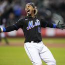El puertorriqueño Francisco Lindor, de los Mets de Nueva York, celebra tras conectar el sencillo que puso fin al juego del viernes 19 de mayo de 2023, ante los Guardianes de Cleveland (AP Foto/Frank Franklin II)