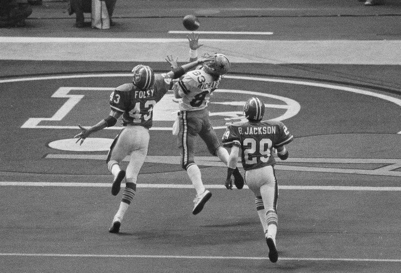 ARCHIVO - El wide receiver de los Cowboys de Dallas Golden Richards atrapa un pase de anotación durante el Super Bowl 12 de NFL en Nueva Orleans, el 15 de enero de 1978. Richards murió el viernes 23 de febrero de 2024. en su casa en Murray, Utah. Tenía 73 años. (AP Foto, Archivo)
