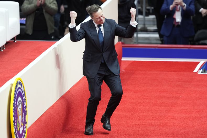 Elon Musk llega al escenario para hablar durante el desfile de juramentación presidencial bajo techo en Washington, el lunes 20 de enero de 2025. (AP Foto/Susan Walsh)