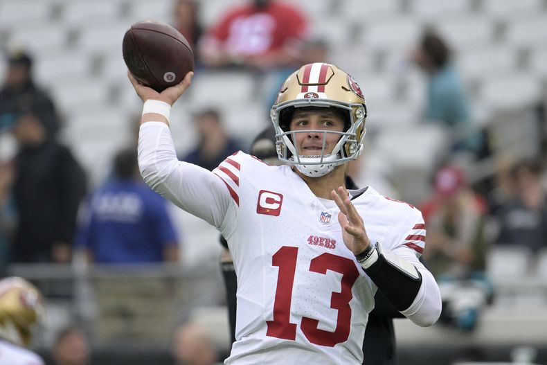 Brock Purdy (13), quarterback de los 49ers de San Francisco calienta el brazo antes del partido de la NFL en contra de los Jaguars de Jacksonville, partido en el que lanzó tres pases de anotación, el domingo 12 de noviembre de 2023, en Jacksonville, Florida. (AP Foto/Phelan M. Ebenhack)