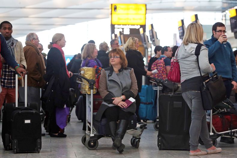 Pasajeros esperan para cambiar suys boletos en la Terminal 5 del Aeropuerto Internacional de Heathrow, Londres, el s&aacute;bado, 7 de diciembre del 2013. Un problema t&eacute;cnico en la base central dce tr&aacute;fico a&eacute;reo caus&oacute; retrasos