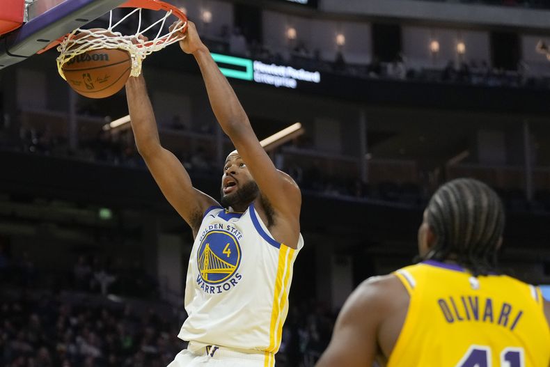 El escolta de los Warriors de Golden State, Moses Moody, hace clavadas contra los Lakers de Los Ángeles durante la segunda mitad de un partido de baloncesto de pretemporada de la NBA en San Francisco, el viernes 18 de octubre de 2024. (AP Foto/Jeff Chiu)