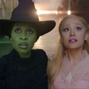 Esta imagen difundida por Universal Pictures muestra a Cynthia Erivo, izquierda, y Ariana Grande en una escena de la película Wicked. (Universal Pictures via AP)
