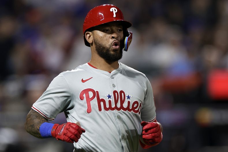 El panameño de los Filis de Filadelfia, Edmundo Sosa reacciona luego de conectar un elevado de sacrificio durante la segunda entrada del juego de béisbol ante los Mets de Nueva York, el viernes 2020 de septiembre de 2024, en Nueva York. (AP Foto/Adam Hunger)