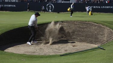 El británico Rory McIlroy en un bunker en la sesión de prácticas en el hoyo 18 antes del inicio del Abierto Británico el miércoles 19 de julio del 2023. (AP Foto/Peter Morrison)
