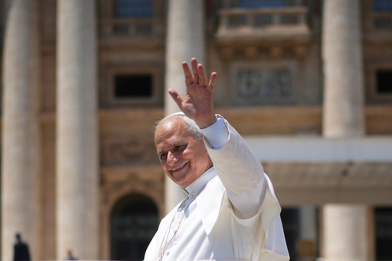 El papa León XIV se retira al finalizar la audiencia general semanal en la Plaza de San Pedro, en el Vaticano, el miércoles 17 de junio de 2026. (AP Foto/Andrew Medichini)