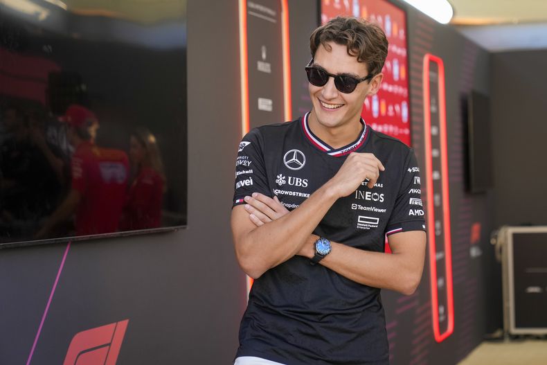 El piloto de Mercedes George Russell en el paddock del Gran Premio de Abu Dabi de la Fórmula Uno, el jueves 5 de diciembre de 2024. (AP Foto/Darko Bandic)
