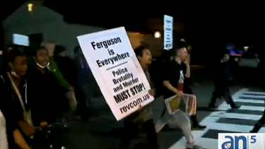 americateve | Las protestas en su mayoría pacificas por la decisión de un jurado de no encausar a un policía blanco tras la muerte de un afroamericano en nueva york continuaron este fin de semana por todo el país incluyendo en sur de la Florida.