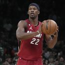 ARCHIVO - El delantero del Heat de Miami Jimmy Butler busca pasar el balón durante el segundo juego de las finales de la Conferencia Este de la NBA contra los Celtics de Boston, el 19 de mayo de 2023, en Boston. El astro de la NBA, Jimmy Butler, practicó otro deporte el miércoles por la noche y tomó la raqueta de tenis para jugar con Frances Tiafoe, Carlos Alcaraz y Sebastián Yatra en un evento benéfico que recaudó 320.000 dólares para ayuda humanitaria en Ucrania. (Foto AP/Charles Krupa, archivo)