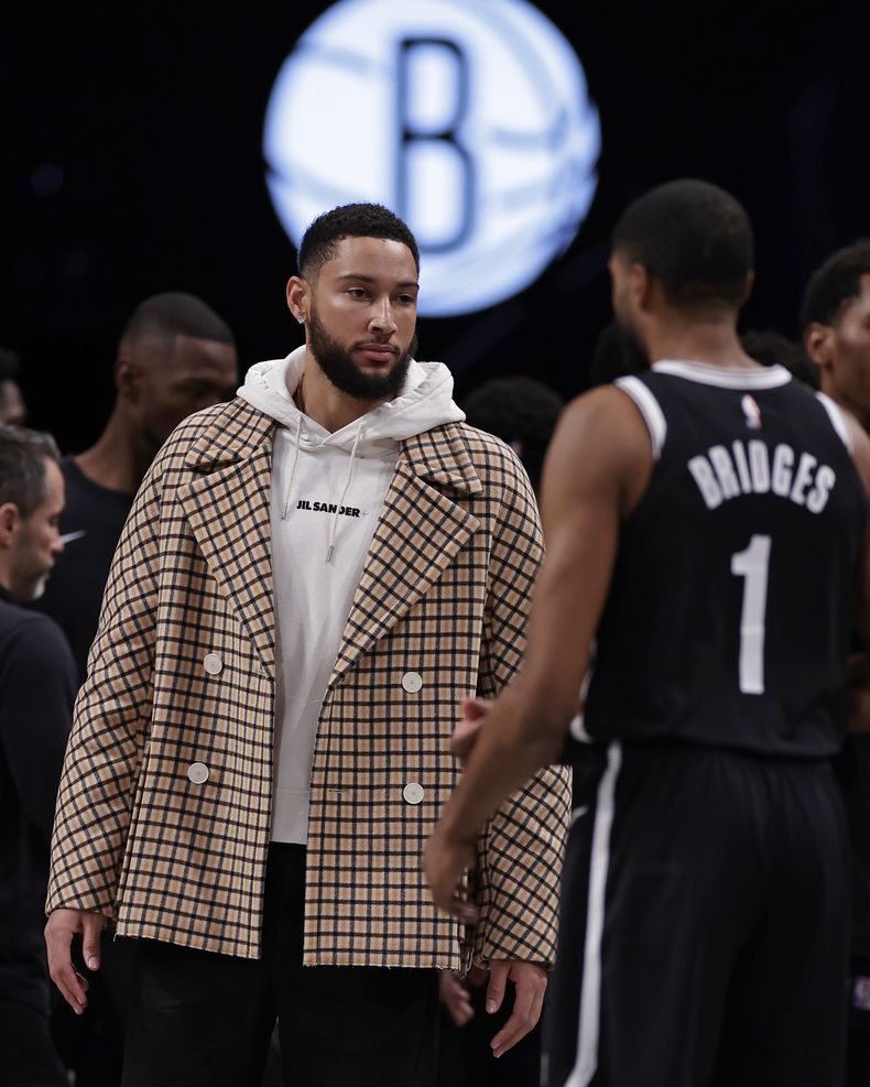 Ben Simmons de los Nets de Brooklyn saluda a Mikal Bridges (1) durante el partido contra el Heat de Miami, el sábado 25 de noviembre de 2023, en Nueva York. (AP Foto/Adam Hunger)