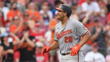 Samuel Basallo, de los Orioles de Baltimore, reacciona tras conectar un jonrón de dos carreras durante la tercera entrada de un partido de béisbol contra los Rojos de Cincinnati, en Cincinnati, el viernes 3 de julio de 2026. (Foto AP/Tanner Pearson)